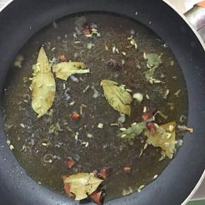 倒入150克加有香料的清水，煮沸腾备用