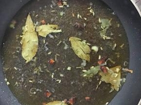 倒入150克加有香料的清水，煮沸腾备用