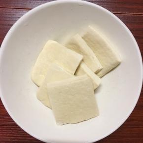 豆干洗净后切小块