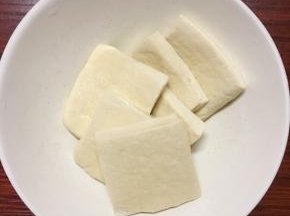 豆干洗净后切小块