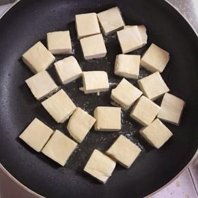平底锅烧热放油，把豆干放入煎至两面金黄