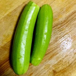 1.西葫芦洗净备用