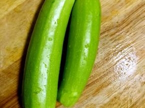 1.西葫芦洗净备用