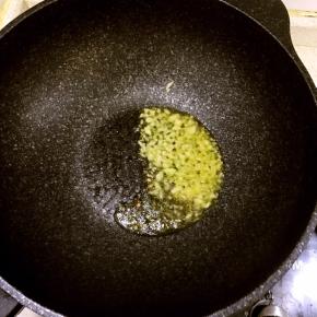 5.油热后放入蒜末爆香