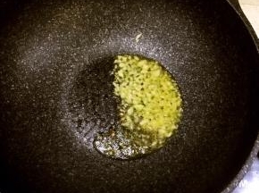 5.油热后放入蒜末爆香