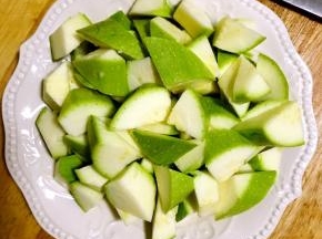 2.不用去瓤，切滚刀块，装盘