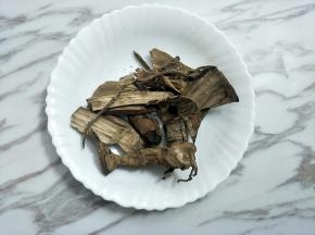 这道汤的关键就是这个草根，山上挖的，一把才2块钱，反复冲洗干净