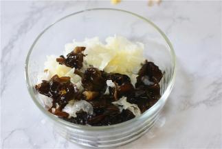 木耳银耳用水泡发，洗净，去根