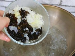 放入开水煮五分钟