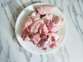 猪蹄剁块，有猪毛的要清理干净