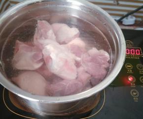 冷水入锅煮开，水开后捞出冲洗干净浮沫