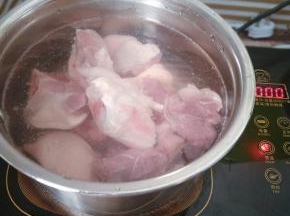 冷水入锅煮开，水开后捞出冲洗干净浮沫