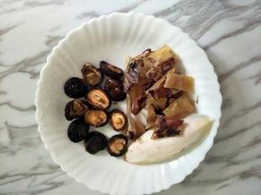 干香菇和目鱼干清洗干净，目鱼干剪成小块