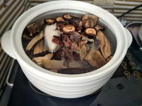 所有材料放入砂锅加满水，如果想快点也可以用高压锅