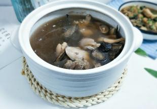 等到猪蹄炖软烂之后，加盐调味