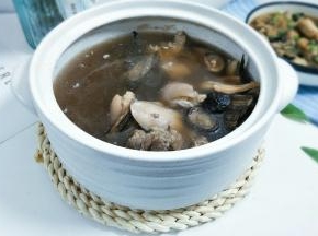 等到猪蹄炖软烂之后，加盐调味
