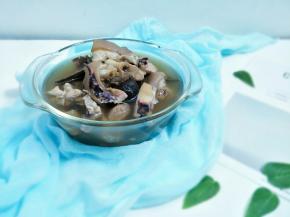 炖好的汤汁就是黑黑的，真的很好喝~