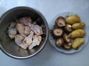 鸡翅根用刀刮一刮表皮，清洗干净。香菇剪去根儿后洗净。
