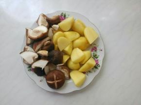 土豆削皮，一个分四半。
香菇洗净，切块。留一个切了十字花刀。