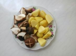 土豆削皮，一个分四半。
香菇洗净，切块。留一个切了十字花刀。