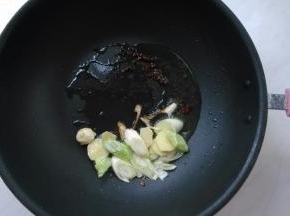 起锅热油，放入花椒粒，爆香，推至锅边。下葱花、姜片。