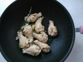 下鸡翅根煸炒一会，使鸡皮上的油煸出来。