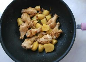 淋入料酒，加生抽，加入土豆炒一会断生。