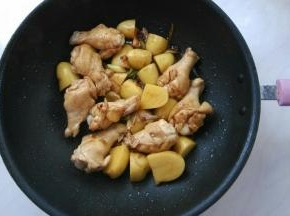 淋入料酒，加生抽，加入土豆炒一会断生。