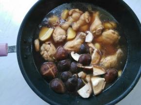 填入足量能沒过食材三分之二的清水，加老抽、冰糖，最后放入香菇。
大火汤汁烧开后，盖上盖子转中火烧20多分钟。