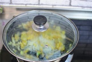 盖上锅盖，焖几分钟