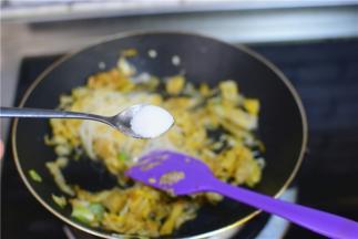 加盐，炒匀即可