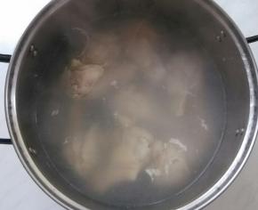 鸡翅根热水下锅，焯烫1、2分钟。