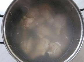 鸡翅根热水下锅，焯烫1、2分钟。