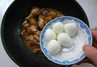 汤汁渐浓，放入熟鹌鹑蛋。