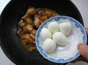 汤汁渐浓，放入熟鹌鹑蛋。