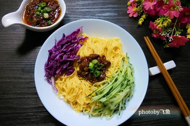 胡萝卜手工面条（附鸡蛋炸酱）