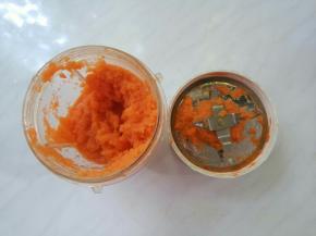 胡萝卜洗净削皮，放入料理机，加入40ml清水，打成胡萝卜泥。