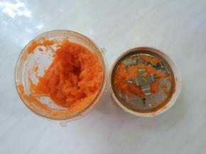 胡萝卜洗净削皮，放入料理机，加入40ml清水，打成胡萝卜泥。