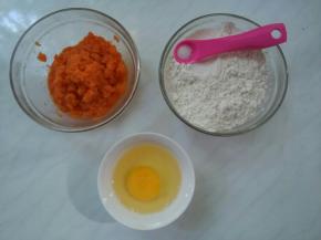 鸡蛋磕开，准备好胡萝卜泥、面粉、盐。
