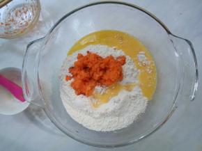 鸡蛋打散，加入到面粉里，再加入盐、胡萝卜泥。