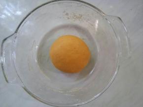 和成光滑面团，盖上盖子，饧半小时。