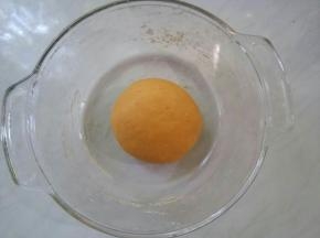 和成光滑面团，盖上盖子，饧半小时。