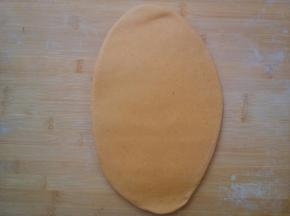 饧好后，用擀面杖擀成长舌状。