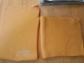 擀成薄片，对折再压几遍。中间过程，注意可以撒些淀粉在面皮中间，以防粘连 。