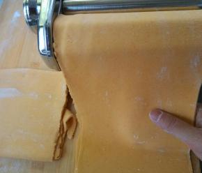 逐渐调细档位，重复上述步骤，使面皮更有劲道，变薄。