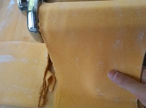 逐渐调细档位，重复上述步骤，使面皮更有劲道，变薄。