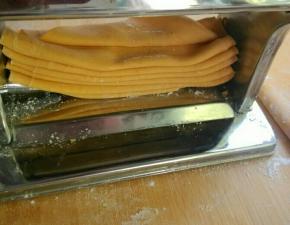 面皮至6档左右即可。挂上锯齿刀头，送进面皮。