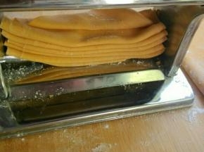 面皮至6档左右即可。挂上锯齿刀头，送进面皮。