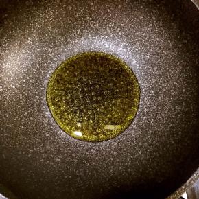 4.锅中放适量油加热