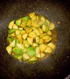 8.因为瓜很嫩，炒制过程中会有一点汤汁，大火收汁